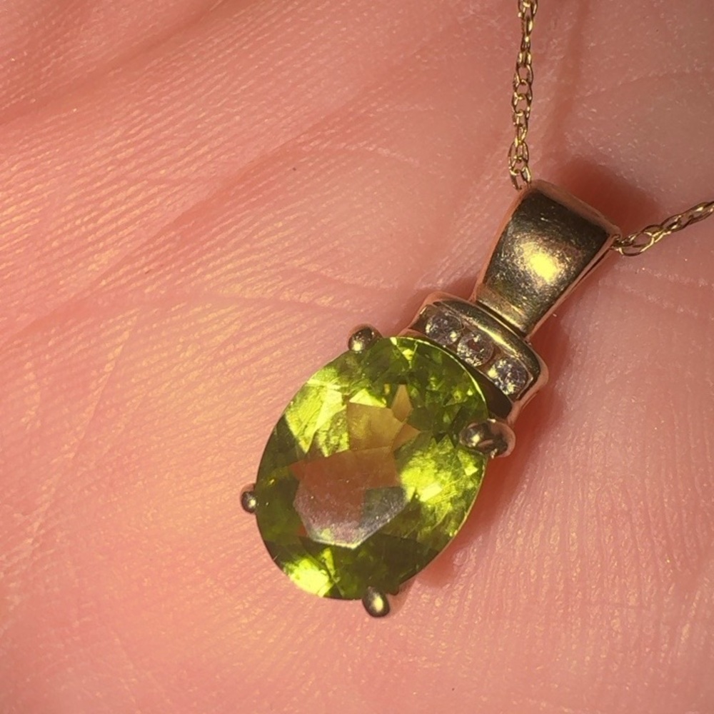 Elegant Gold Pendant Necklace with Green Gemstone